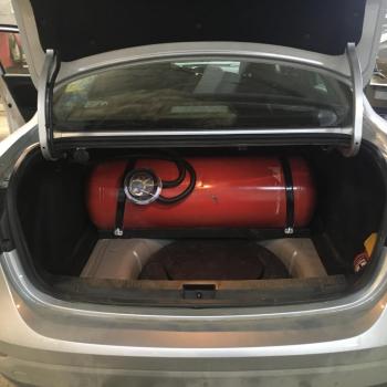 Цилиндрический баллон объемом 100 литра в багажнике