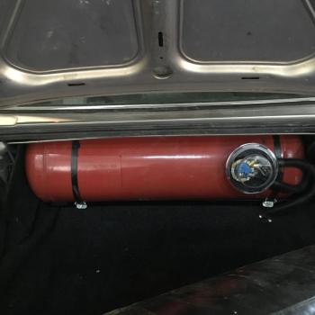 Цилиндрический баллон объемом 65 литров установлен в багажник и заправочное устройство